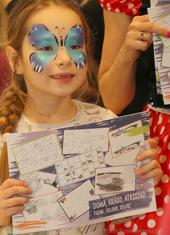 Tagad bērni starptautiskajā lidostā Rīga latviešu un angļu valodā iegūs jauku grāmatiņu «Domā, krāso, atrisini!» 271970