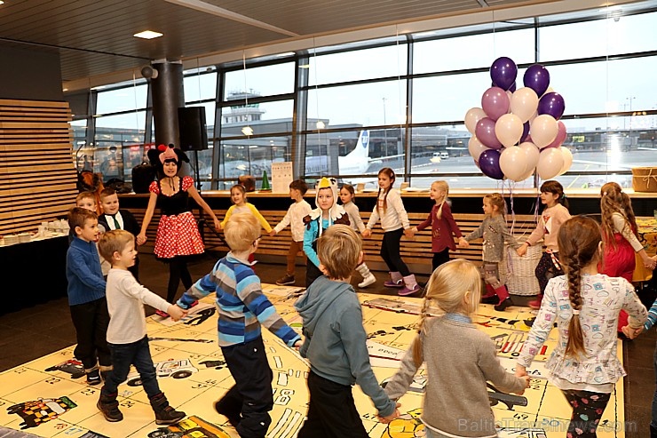 Tagad bērni starptautiskajā lidostā Rīga latviešu un angļu valodā iegūs jauku grāmatiņu «Domā, krāso, atrisini!» 271980