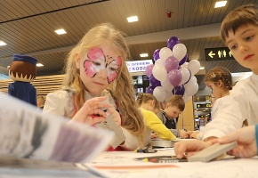 Tagad bērni starptautiskajā lidostā Rīga latviešu un angļu valodā iegūs jauku grāmatiņu «Domā, krāso, atrisini!» 6