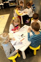 Tagad bērni starptautiskajā lidostā Rīga latviešu un angļu valodā iegūs jauku grāmatiņu «Domā, krāso, atrisini!» 9