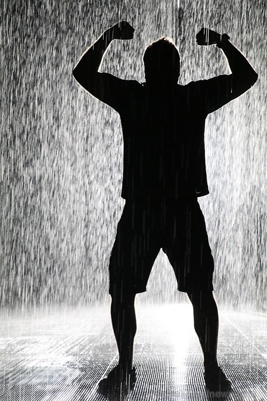 Travelnews.lv izbauda vienreizēju «Sharjah Rain Room» lietus burvību. Atbalsta: VisitSharjah.com un Novatours.lv 272122