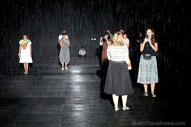 Travelnews.lv izbauda vienreizēju «Sharjah Rain Room» lietus burvību. Atbalsta: VisitSharjah.com un Novatours.lv 272130