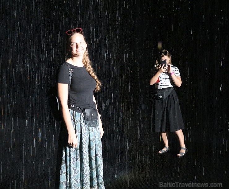 Travelnews.lv izbauda vienreizēju «Sharjah Rain Room» lietus burvību. Atbalsta: VisitSharjah.com un Novatours.lv 272131