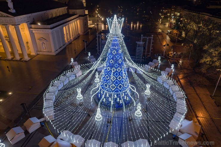 Viļņā iededz vienu no skaistākajām Ziemassvētku eglēm Eiropā 272359