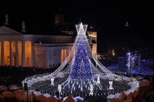 Viļņā iededz vienu no skaistākajām Ziemassvētku eglēm Eiropā 3