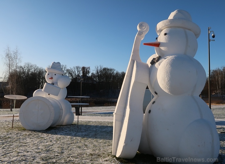 Cauri deviņām Latvijas kaprīzajām ziemām Dobeles dižie sniegavīri ir veiksmīgi atnākuši līdz savam desmitajam saietam 272630