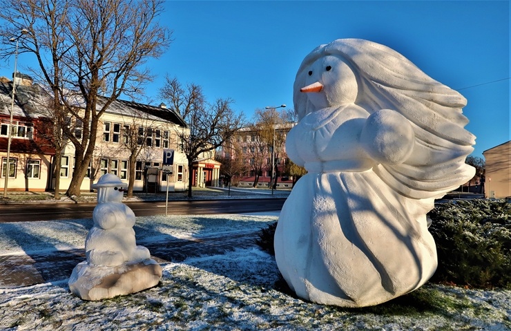 Cauri deviņām Latvijas kaprīzajām ziemām Dobeles dižie sniegavīri ir veiksmīgi atnākuši līdz savam desmitajam saietam Cauri deviņām Latvijas kaprīzajām ziemām Dobeles dižie sniegavīri ir veiksmīgi atnākuši līdz savam desmitajam saietam 272634
