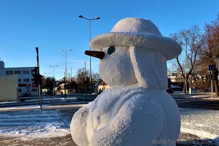 Cauri deviņām Latvijas kaprīzajām ziemām Dobeles dižie sniegavīri ir veiksmīgi atnākuši līdz savam desmitajam saietam 272635