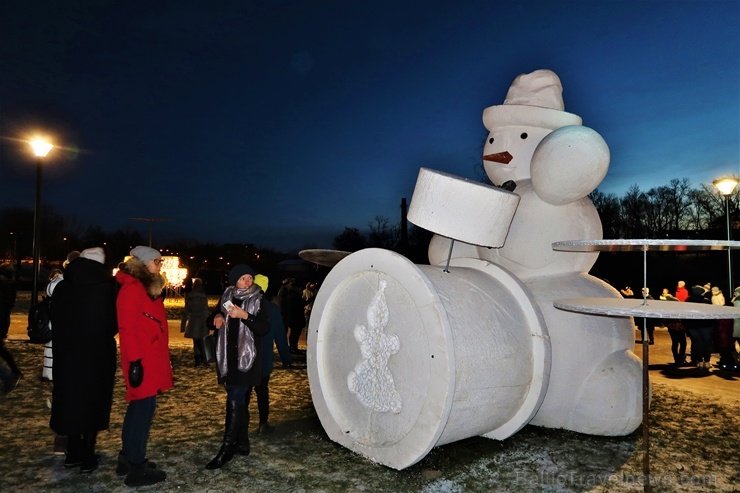 Cauri deviņām Latvijas kaprīzajām ziemām Dobeles dižie sniegavīri ir veiksmīgi atnākuši līdz savam desmitajam saietam 272641