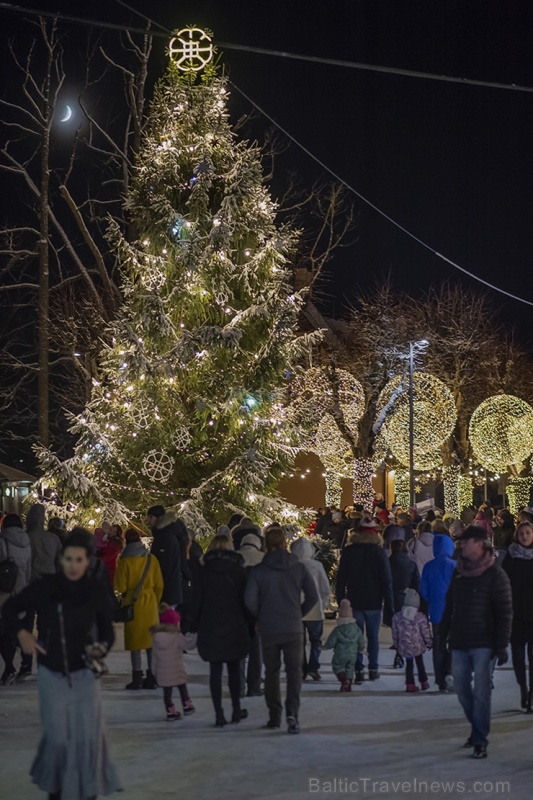 Ogres pilsēta Ziemassvētku gaidīšanas laikā ir mirdzošu lampiņu ieskauta 272787