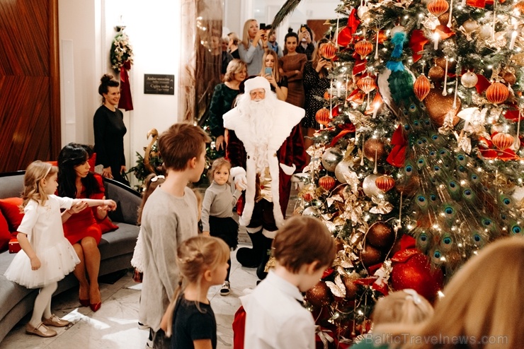 Viesnīca Grand Hotel Kempinski turpinot tradīciju pulcē rīdziniekus uz svinīgo Ziemassvētku egles iedegšanas ceremoniju 272832