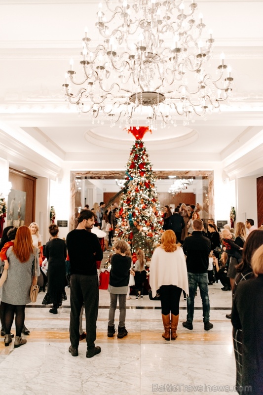 Viesnīca Grand Hotel Kempinski turpinot tradīciju pulcē rīdziniekus uz svinīgo Ziemassvētku egles iedegšanas ceremoniju 272833