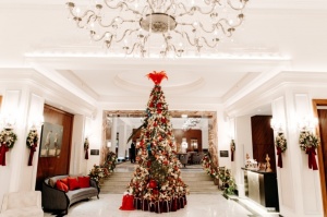 Viesnīcā «Grand Hotel Kempinski Riga» uz svinīgo Ziemassvētku egles iedegšanu pucējas rīdzinieki