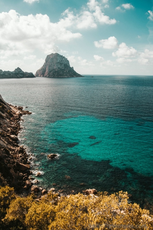 Ētera personība Armands Simsons devās uz saulaino Spānijai piederošo Baleāru salu arhipelāgu, kur vienā no trīs klinšainajām salām – Ivisā (Ibiza) tes 273110