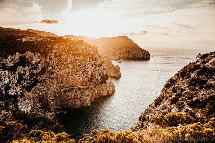Ētera personība Armands Simsons devās uz saulaino Spānijai piederošo Baleāru salu arhipelāgu, kur vienā no trīs klinšainajām salām – Ivisā (Ibiza) tes 273118
