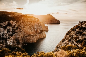 Ētera personība Armands Simsons devās uz saulaino Spānijai piederošo Baleāru salu arhipelāgu, kur vienā no trīs klinšainajām salām – Ivisā (Ibiza) tes 10