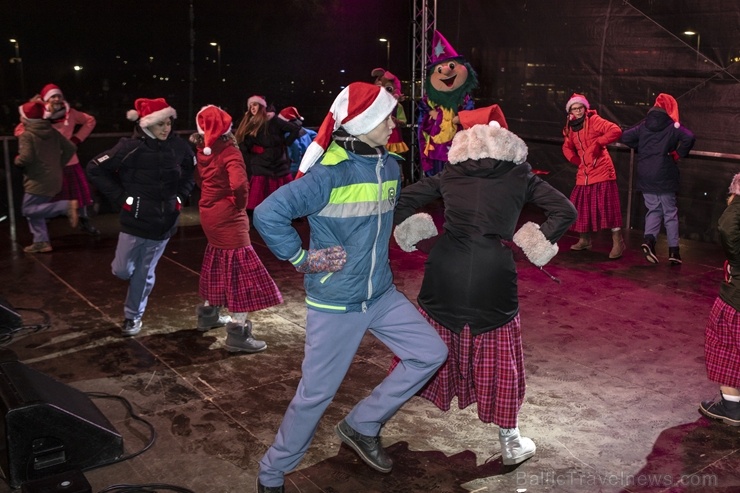 Rēzeknes Festivālu parkā pilsētas iedzīvotāji un viesi svinīgi iededz pilsētas galveno egli 273136