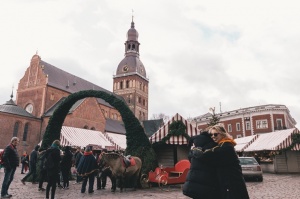 Vecrīgas Ziemassvētku tirdziņš pulcē gan vietējos rīdziniekus, gan pilsētas viesus 1