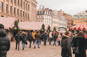 Vecrīgas Ziemassvētku tirdziņš pulcē gan vietējos rīdziniekus, gan pilsētas viesus 12