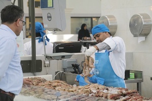 Travelnews.lv apmeklē Šārdžas zivju un gaļas tirgus paviljonu. Atbalsta: VisitSharjah.com un Novatours.lv 25