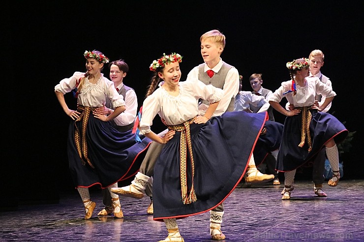 Daži fotomirkļi no bērnu un jauniešu deju studijas «Pīlādzītis» Ziemassvētku koncerta 273602