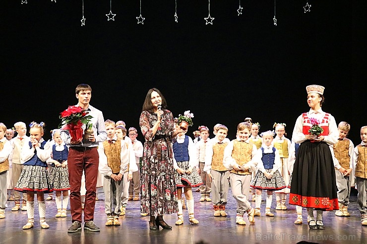 Daži fotomirkļi no bērnu un jauniešu deju studijas «Pīlādzītis» Ziemassvētku koncerta 273607