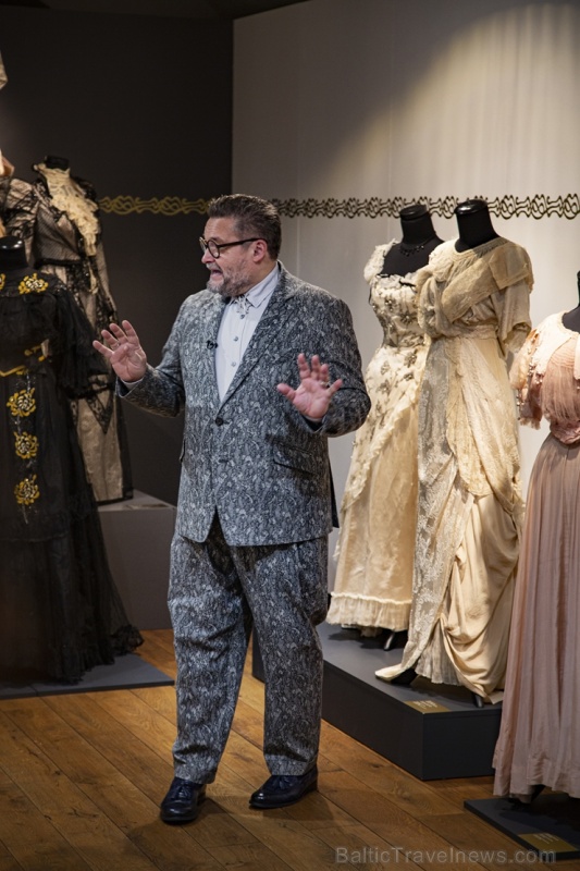 Daugavpils marka Rotko mākslas centrā var iepazīties ar 100 autentiskiem Jūgendstila tērpiem, ko darinājuši dizaineri, drēbnieki un izšūšanas meistari 273758