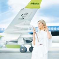 Latvijas lidsabiedrība «airBaltic» izdevusi jauno 2020. gada kalendāru, kurā 12 mēnešu un vāka fotogrāfiju modeļu tēlā iejutušās airBaltic darbinieces 7