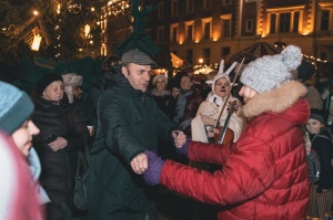 Vecrīgas Ziemassvētku tirdziņā notika ziemas saulgriežu tradīcijās ieturēts pasākums - tirdziņa apmeklētājiem muzicēja Līvānu folkloras kopas 