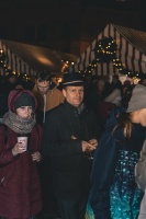 Vecrīgas Ziemassvētku tirdziņā notika ziemas saulgriežu tradīcijās ieturēts pasākums - tirdziņa apmeklētājiem muzicēja Līvānu folkloras kopas 