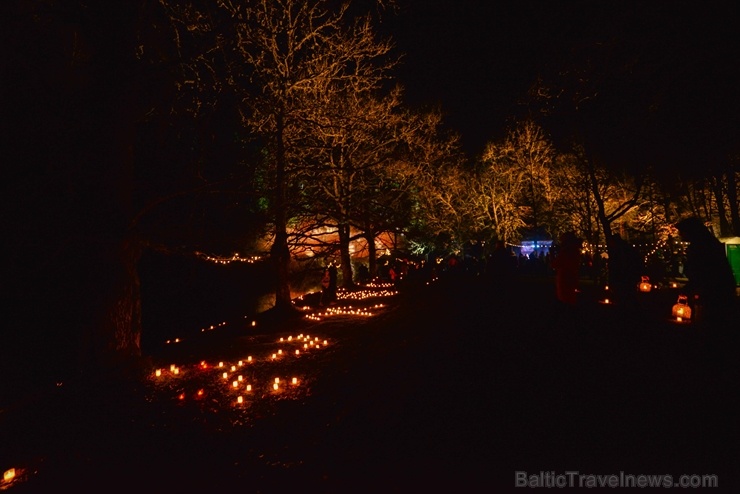Skaņākalna dabas parkā Mazsalacā Ziemassvētkos iedegās tūkstošiem gaismiņu pasākumā 