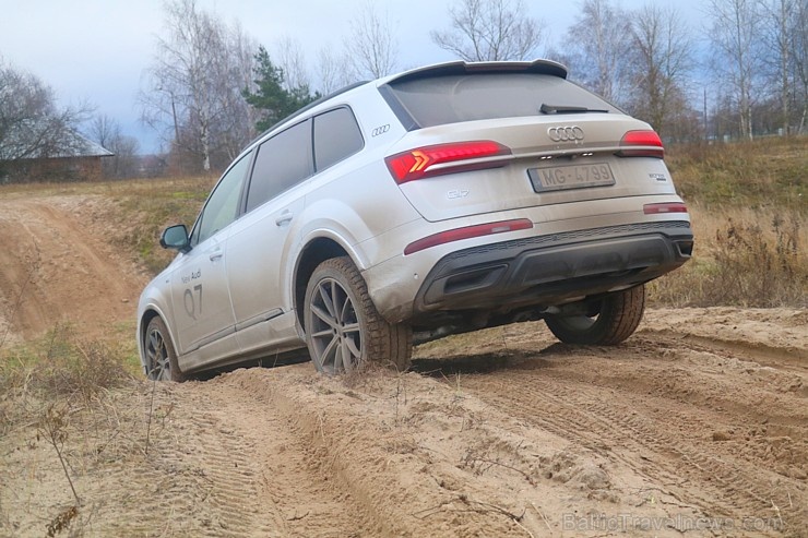 Travelnews.lv ar «Audi Q7 50 TDI» izbauda Latvijas galvaspilsētu bezceļos 274264