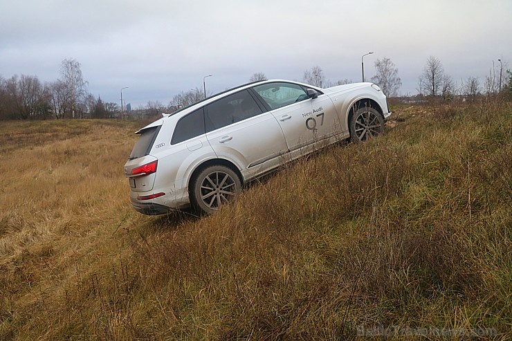Travelnews.lv ar «Audi Q7 50 TDI» izbauda Latvijas galvaspilsētu bezceļos 274265