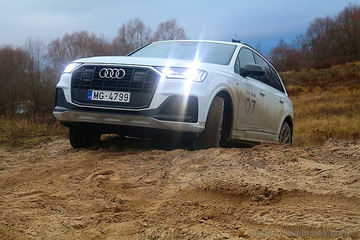 Travelnews.lv ar «Audi Q7 50 TDI» izbauda Latvijas galvaspilsētu bezceļos 274267