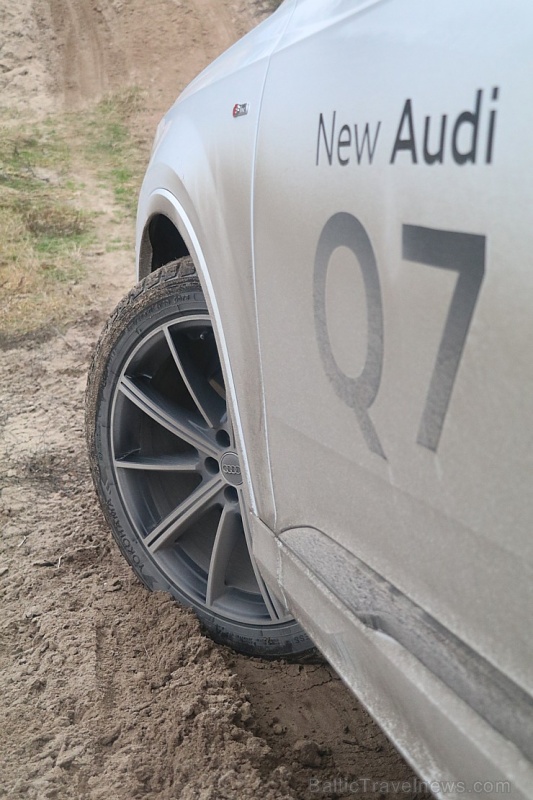 Travelnews.lv ar «Audi Q7 50 TDI» izbauda Latvijas galvaspilsētu bezceļos 274268