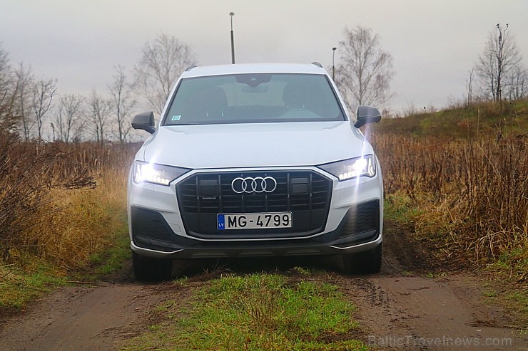 Travelnews.lv ar «Audi Q7 50 TDI» izbauda Latvijas galvaspilsētu bezceļos 274269