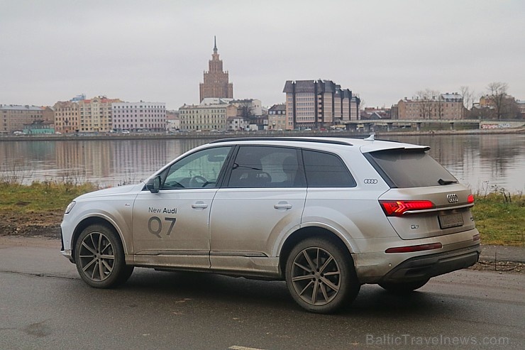 Travelnews.lv ar «Audi Q7 50 TDI» izbauda Latvijas galvaspilsētu bezceļos 274291