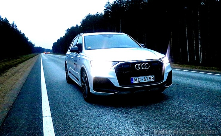Travelnews.lv ar «Audi Q7 50 TDI» izbauda Latvijas galvaspilsētu bezceļos 274302