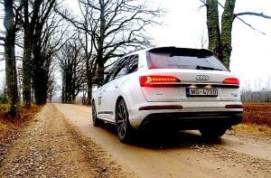 Travelnews.lv ar «Audi Q7 50 TDI» izbauda Latvijas galvaspilsētu bezceļos 10