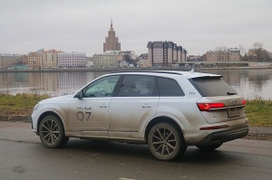 Travelnews.lv ar «Audi Q7 50 TDI» izbauda Latvijas galvaspilsētu bezceļos 29