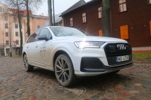 Travelnews.lv ar «Audi Q7 50 TDI» izbauda Latvijas galvaspilsētu bezceļos 30