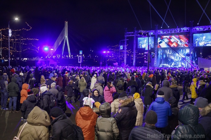 Rīgā vairāki desmiti tūkstošu iedzīvotāju krāšņi sagaida Jauno 2020. gadu 274337