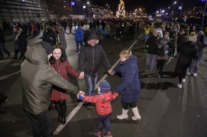 Rīgā vairāki desmiti tūkstošu iedzīvotāju krāšņi sagaida Jauno 2020. gadu 8
