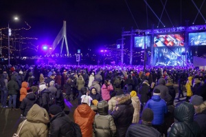 Rīgā vairāki desmiti tūkstošu iedzīvotāju krāšņi sagaida Jauno 2020. gadu 34