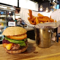 «Street Burgers» atver jaunu burgernīcu tirdzniecības centrā «Domina Shopping» 5