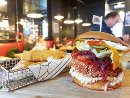 «Street Burgers» atver jaunu burgernīcu tirdzniecības centrā «Domina Shopping» 11