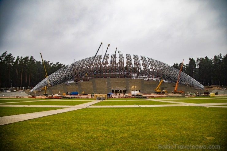 Atzīmējot jaunās Mežaparka Lielās estrādes būvdarbu apjomīgākās daļas pabeigšanu, virs estrādes kupola metāla konstrukcijām svinīgi pacelts spāru vain 274533