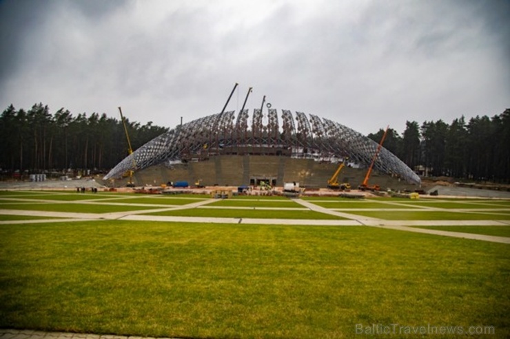 Atzīmējot jaunās Mežaparka Lielās estrādes būvdarbu apjomīgākās daļas pabeigšanu, virs estrādes kupola metāla konstrukcijām svinīgi pacelts spāru vain 274534