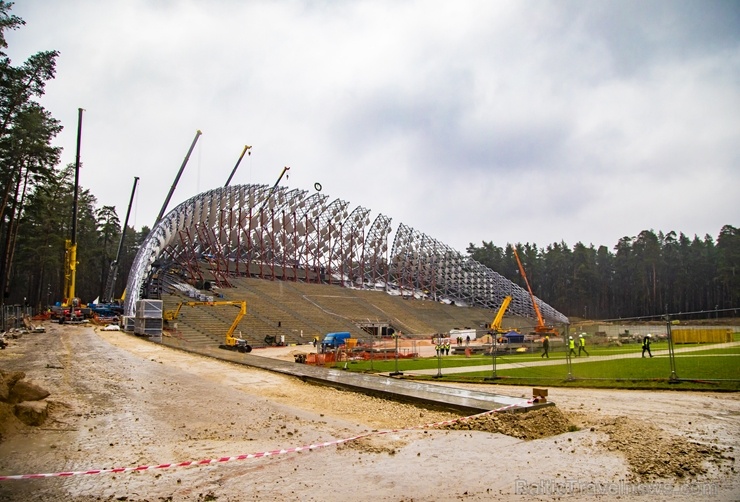 Atzīmējot jaunās Mežaparka Lielās estrādes būvdarbu apjomīgākās daļas pabeigšanu, virs estrādes kupola metāla konstrukcijām svinīgi pacelts spāru vain 274546