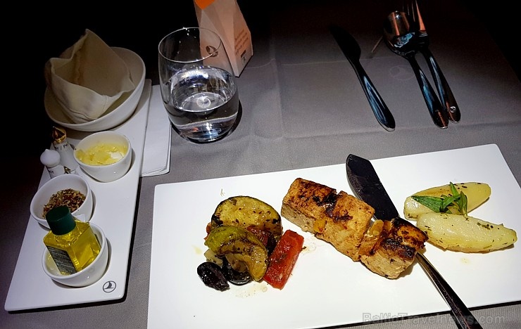 Travelnews.lv lido biznesa klasē ar «Turkish Airlines» no Rīgas uz Denpasaru caur Stambulu. Foto: ar Samsung Galaxy Note8 274617
